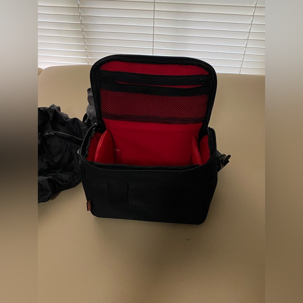 NWOT- padded camera bag w/ camera rain cover.